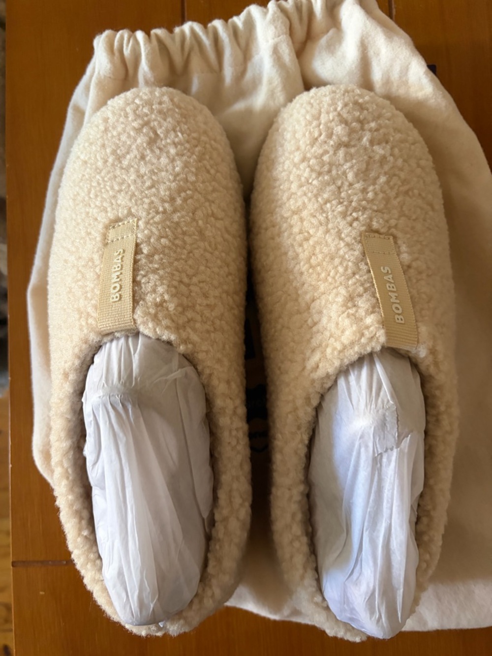 Bombas Cream Sherpa Slippers Drawstring Bag